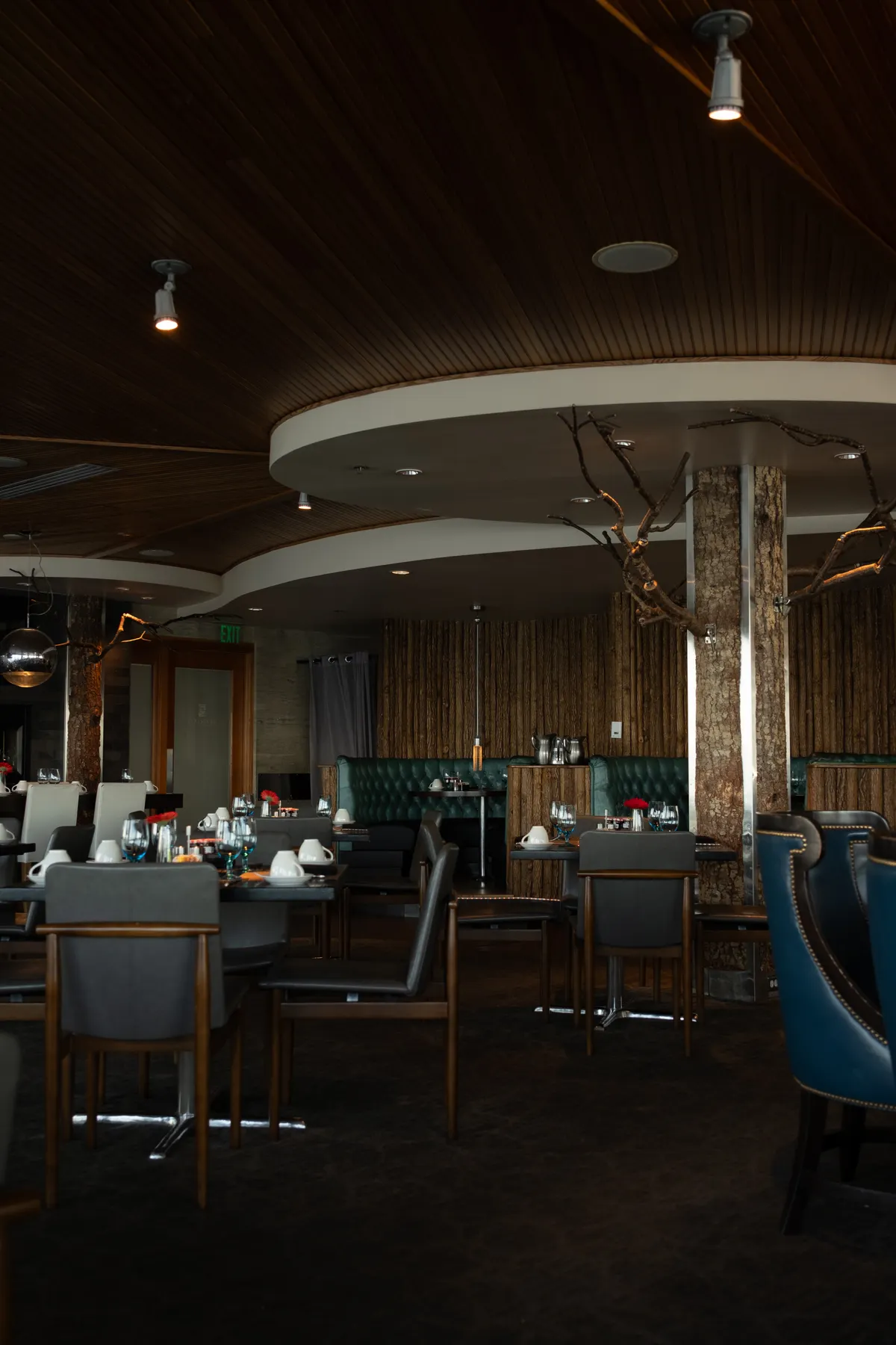 Elegant inredd restaurangmiljö med dukade bord