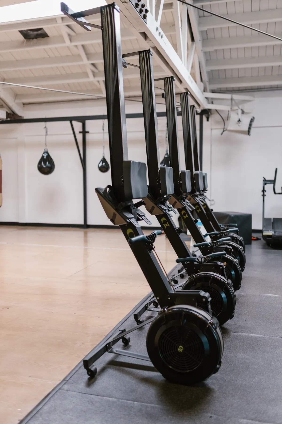 Interiör i ett modernt gym med en rad träningsmaskiner